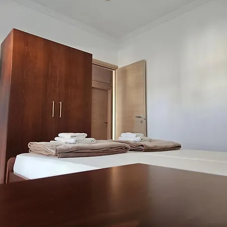 Leonidas Apartment *