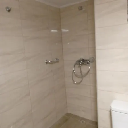 Leonidas Apartment