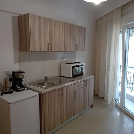 Leonidas Apartment *