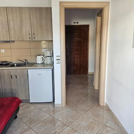 Leonidas Apartment