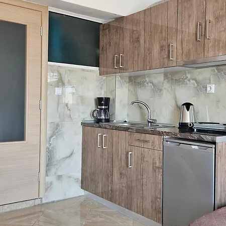 Leonidas Apartment