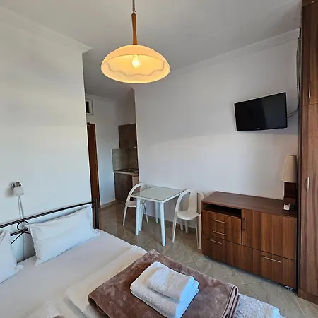 Leonidas Apartment