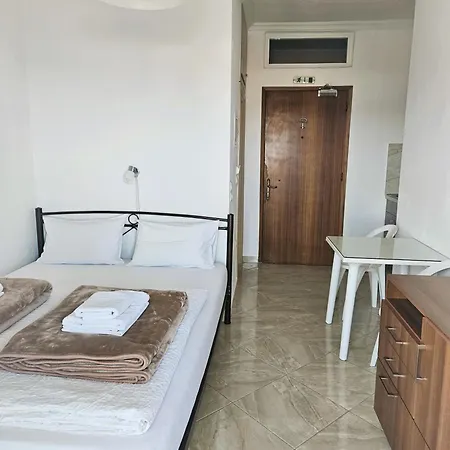 Leonidas Apartment *