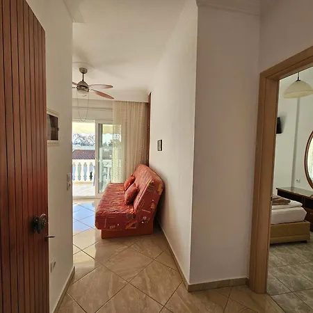 Leonidas Apartment