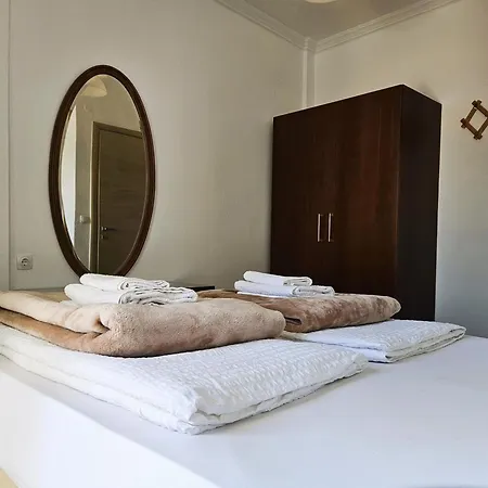 Leonidas Apartment *