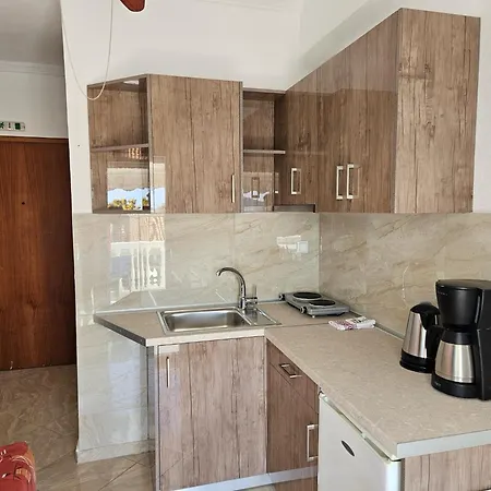 Leonidas Apartment